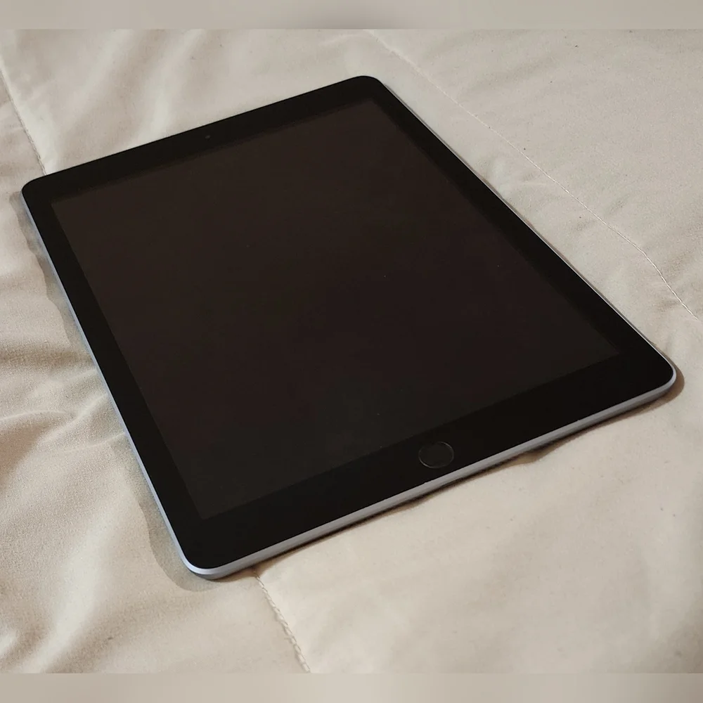 Apple iPad - Space Gray 6th Generation
